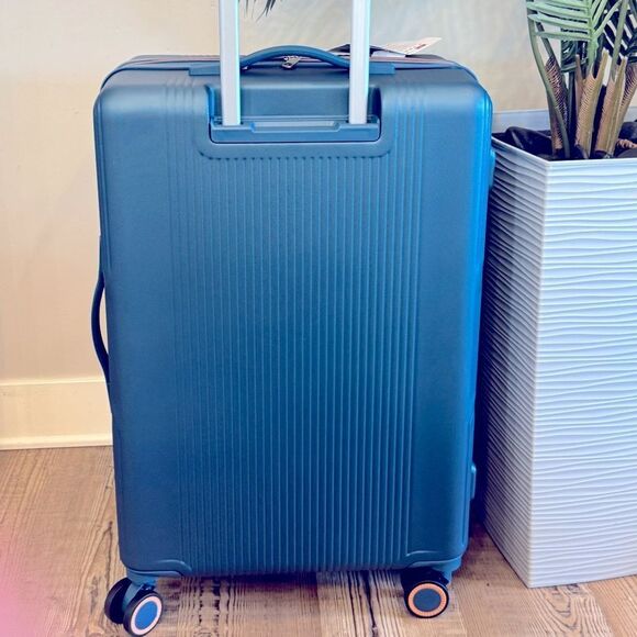 Tag Gateway 2.0 Piece Hard side Spinner 20“ Luggage suitcase $439 - Picture 6 of 9